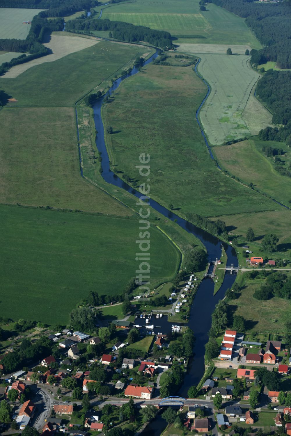 Luftbild Eldena - Kanalverlauf und Uferbereiche der Wasserstraße der Binnenschiffahrt MEW Müritz-Elde-Wasserstraße in Eldena im Bundesland Mecklenburg-Vorpommern, Deutschland