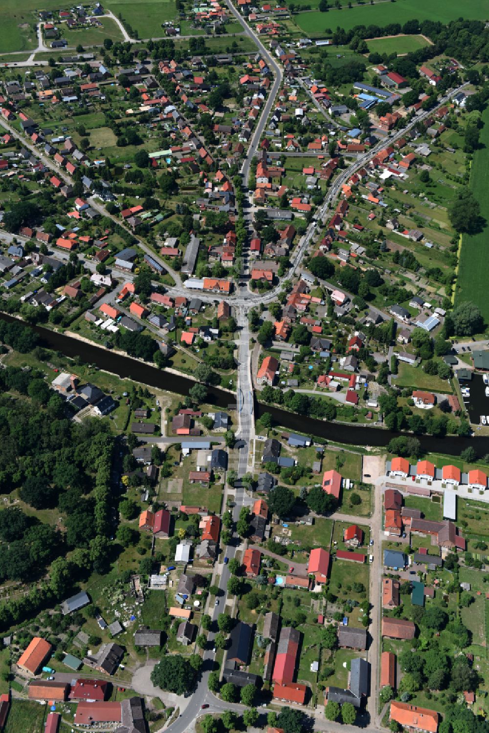 Luftbild Eldena - Kanalverlauf und Uferbereiche der Wasserstraße der Binnenschiffahrt MEW Müritz-Elde-Wasserstraße in Eldena im Bundesland Mecklenburg-Vorpommern, Deutschland