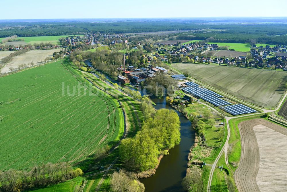 Luftaufnahme Neu Kaliß - Kanalverlauf und Uferbereiche der Wasserstraße der Binnenschiffahrt MEW Müritz-Elde-Wasserstraße in Neu Kaliß im Bundesland Mecklenburg-Vorpommern, Deutschland