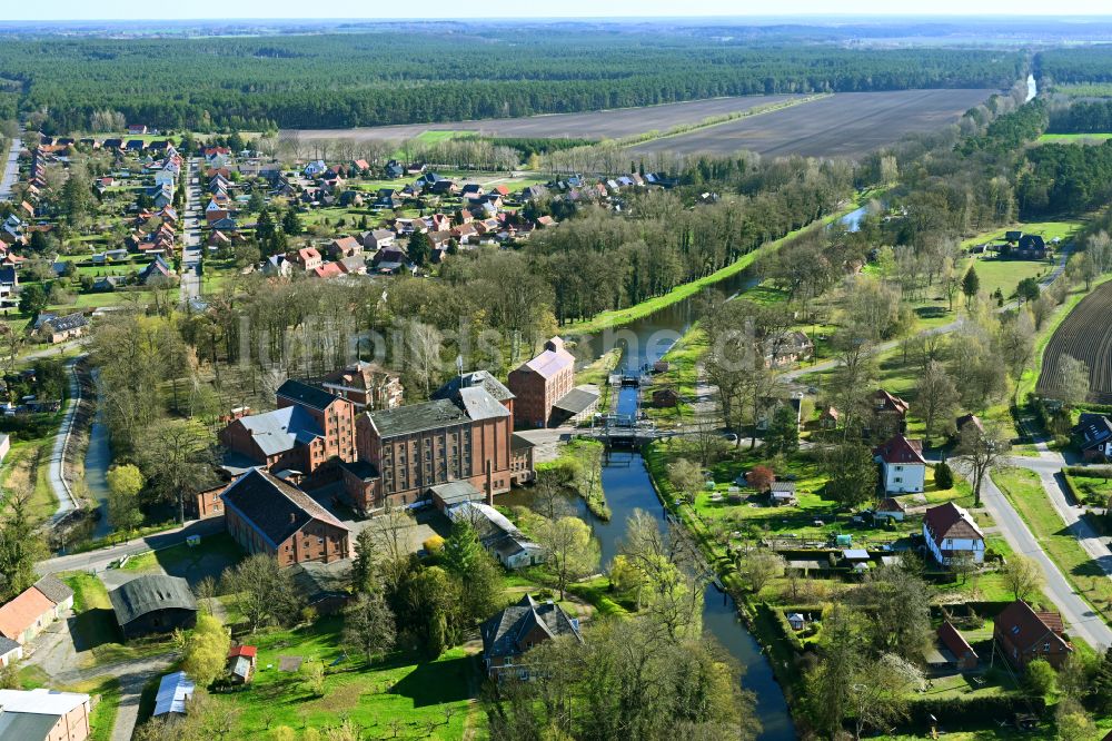 Luftaufnahme Neu Kaliß - Kanalverlauf und Uferbereiche der Wasserstraße der Binnenschiffahrt MEW Müritz-Elde-Wasserstraße in Neu Kaliß im Bundesland Mecklenburg-Vorpommern, Deutschland