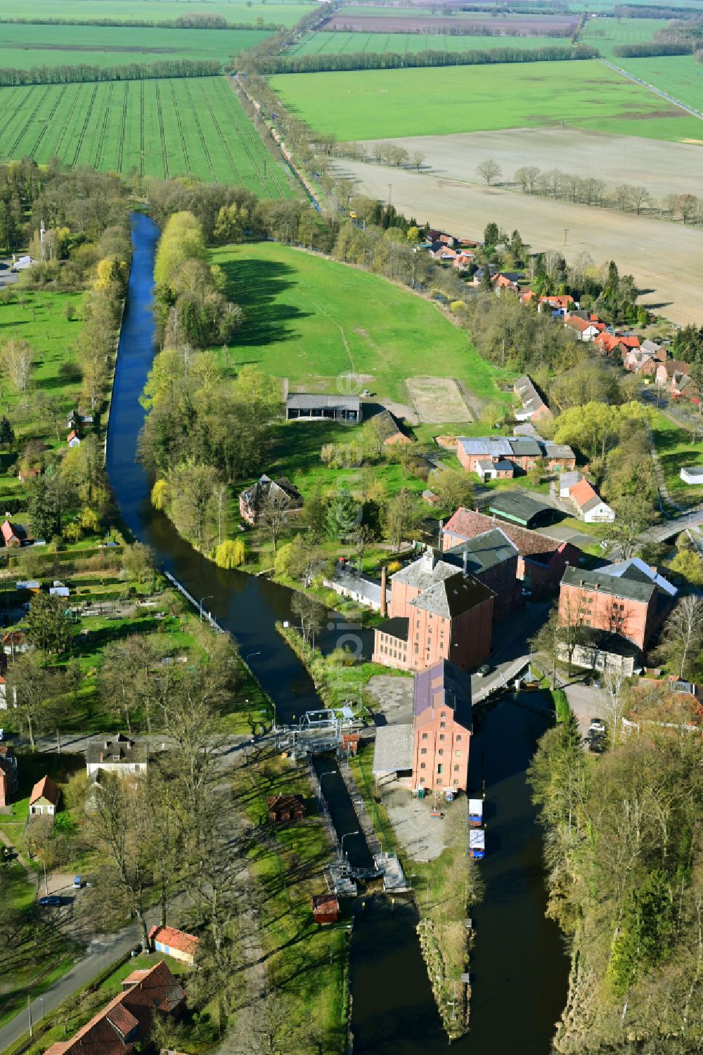 Neu Kaliß aus der Vogelperspektive: Kanalverlauf und Uferbereiche der Wasserstraße der Binnenschiffahrt MEW Müritz-Elde-Wasserstraße in Neu Kaliß im Bundesland Mecklenburg-Vorpommern, Deutschland