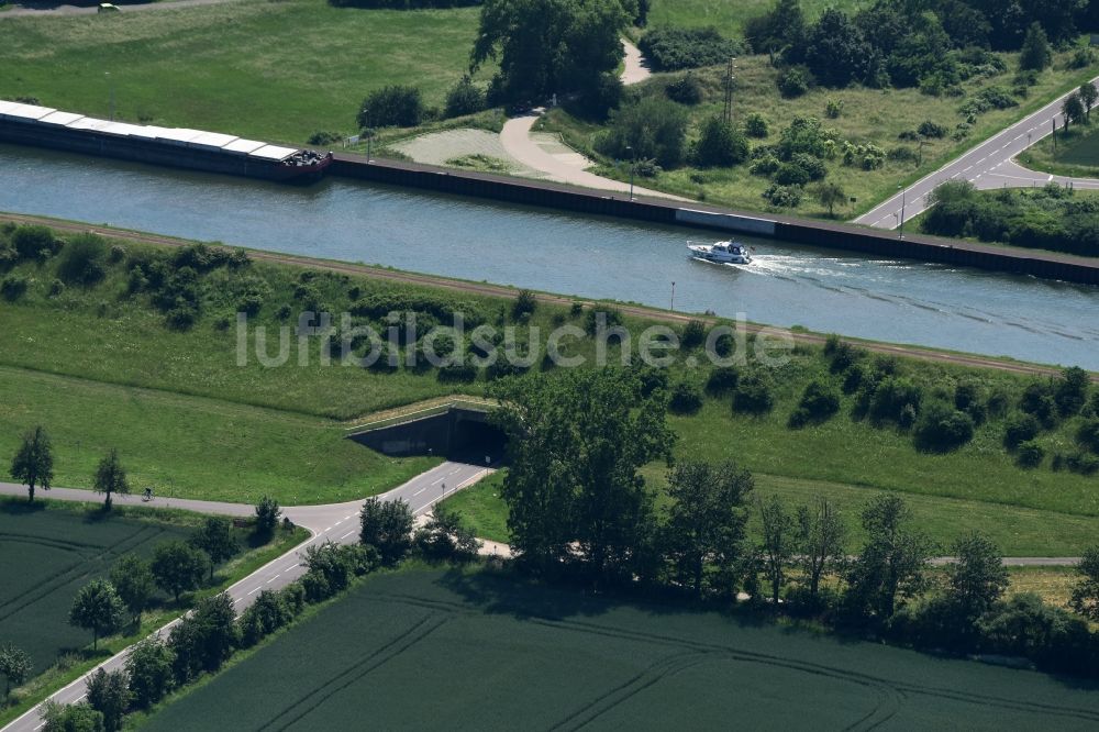 Luftbild Wolmirstedt - Kanalverlauf und Uferbereiche der Wasserstraße der Binnenschiffahrt Mittellandkanal in einer Tunnelquerung der Eisenbahn-Linie in Wolmirstedt im Bundesland Sachsen-Anhalt