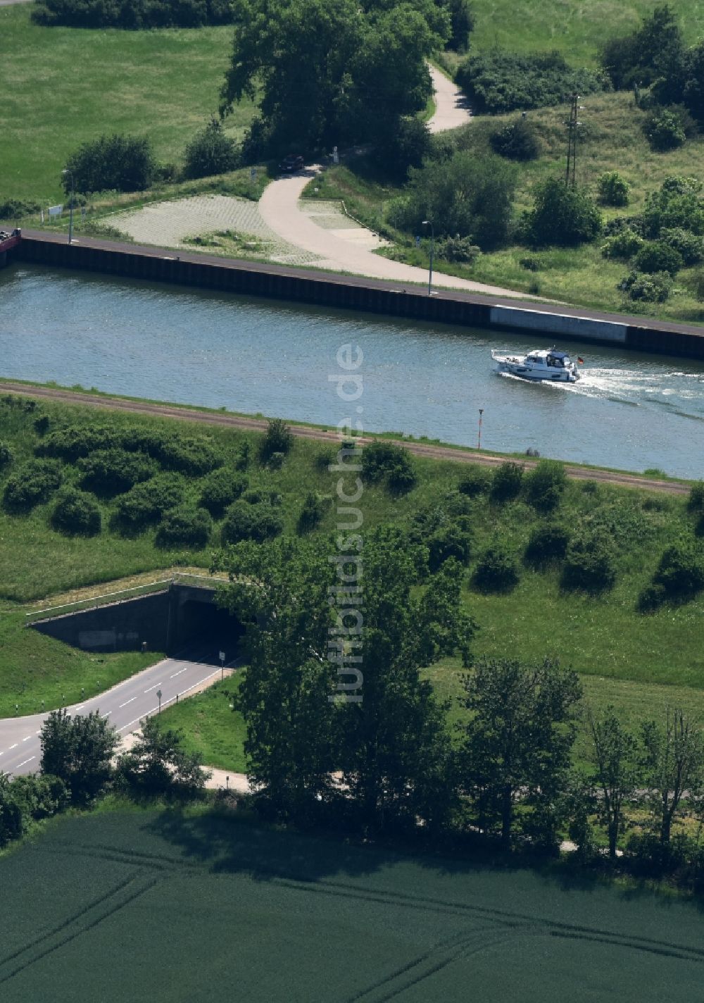 Luftaufnahme Wolmirstedt - Kanalverlauf und Uferbereiche der Wasserstraße der Binnenschiffahrt Mittellandkanal in einer Tunnelquerung der Eisenbahn-Linie in Wolmirstedt im Bundesland Sachsen-Anhalt