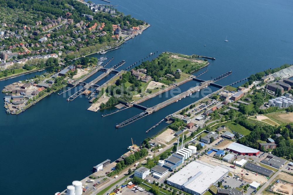 Kiel aus der Vogelperspektive: Kanalverlauf und Uferbereiche der Wasserstraße der Binnenschiffahrt Nord-Ostsee-Kanal in Kiel im Bundesland Schleswig-Holstein