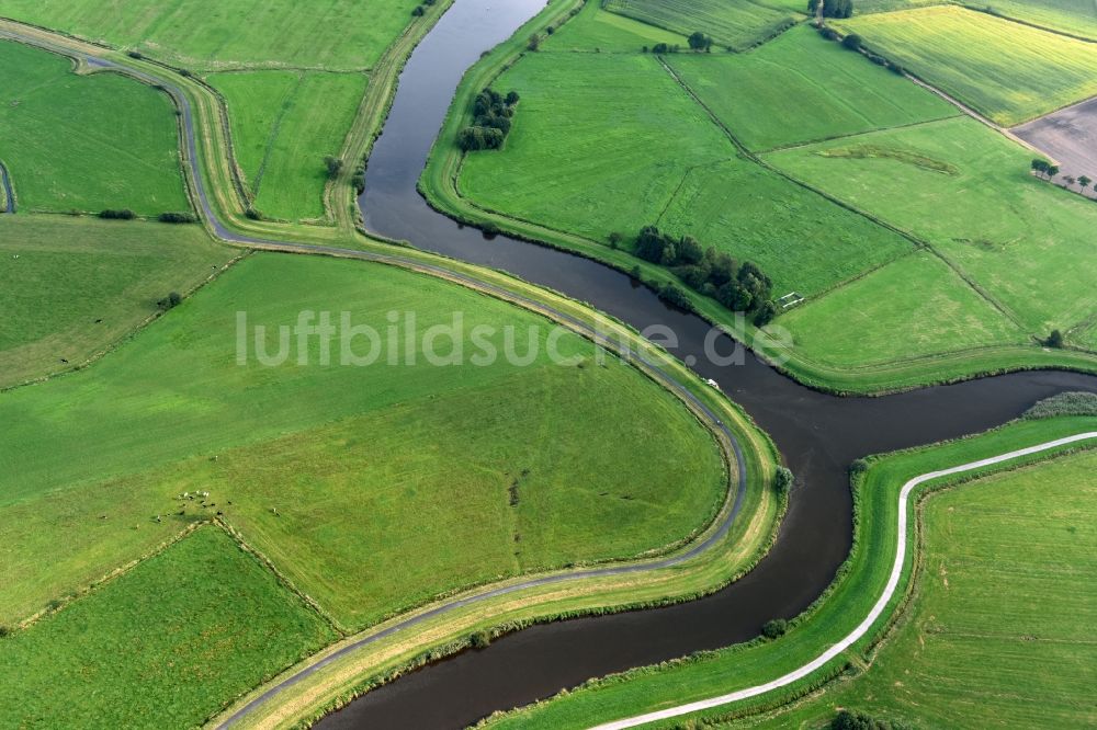 Detern von oben - Kanalverlauf und Uferbereiche der Wasserstraße der Binnenschiffahrt Nordloher-Barßeler Tief an der Mündung zum Dreyschloot in Detern im Bundesland Niedersachsen