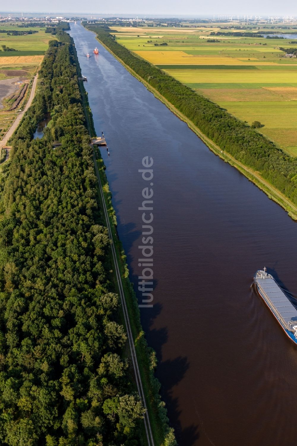 Buchholz aus der Vogelperspektive: Kanalverlauf und Uferbereiche der Wasserstraße der Binnenschiffahrt Nordostseekanal in Buchholz im Bundesland Schleswig-Holstein, Deutschland