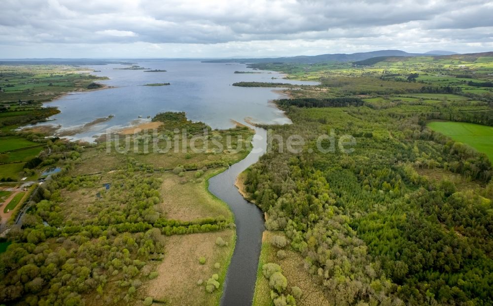 Scariff von oben - Kanalverlauf und Uferbereiche der Wasserstraße der Binnenschiffahrt am Rand des Sees Lugh Derg in Scariff in Clare, Irland