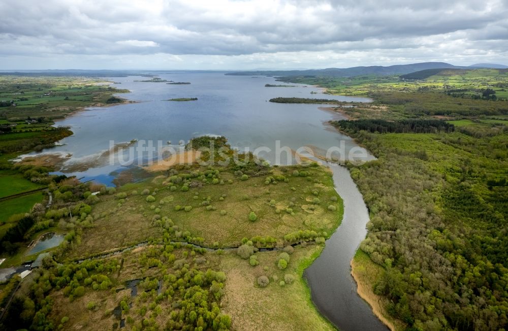 Scariff aus der Vogelperspektive: Kanalverlauf und Uferbereiche der Wasserstraße der Binnenschiffahrt am Rand des Sees Lugh Derg in Scariff in Clare, Irland