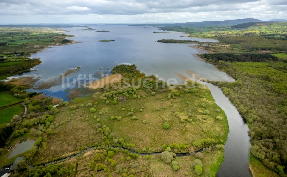 Luftbild Scariff - Kanalverlauf und Uferbereiche der Wasserstraße der Binnenschiffahrt am Rand des Sees Lugh Derg in Scariff in Clare, Irland