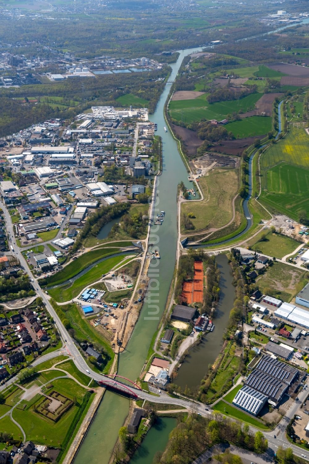 Luftbild Castrop-Rauxel - Kanalverlauf und Uferbereiche der Wasserstraße der Binnenschiffahrt Rhein-Herne-Kanal in Castrop-Rauxel im Bundesland Nordrhein-Westfalen