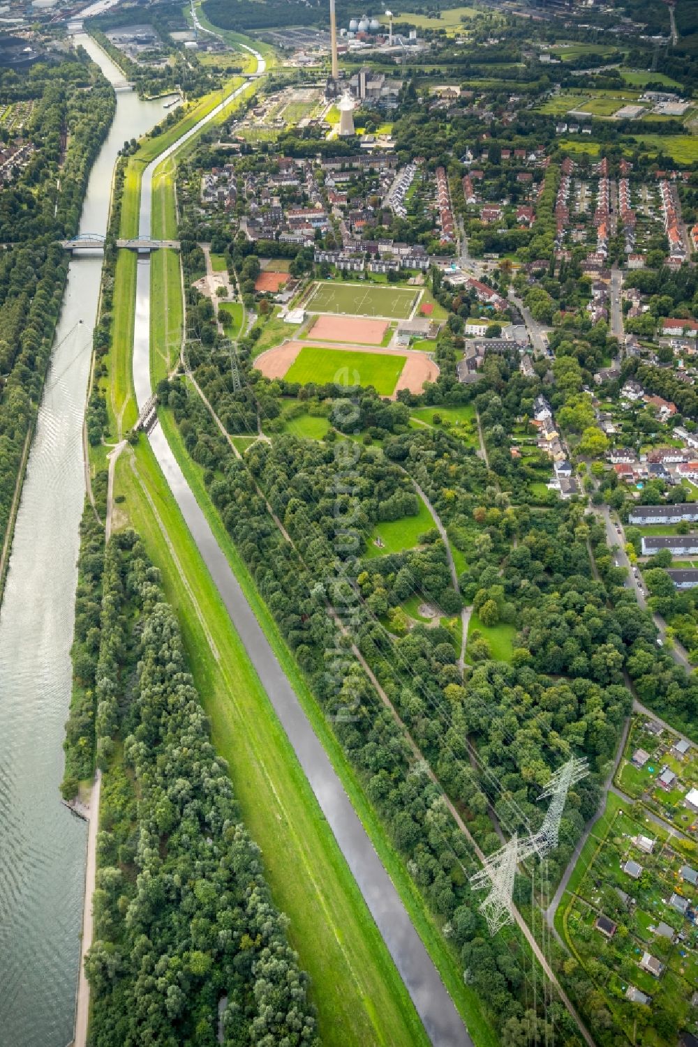 Essen von oben - Kanalverlauf und Uferbereiche der Wasserstraße der Binnenschiffahrt vom Rhein-Herne-Kanal in Essen im Bundesland Nordrhein-Westfalen - NRW, Deutschland