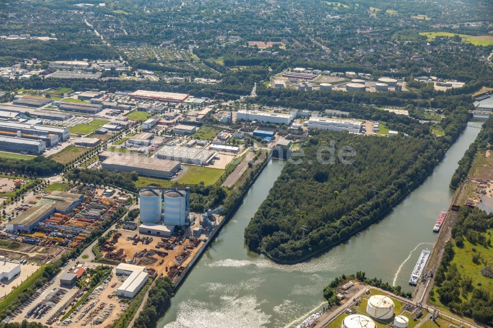 Luftaufnahme Essen - Kanalverlauf und Uferbereiche der Wasserstraße der Binnenschiffahrt am Rhein-Herne-Kanal im Hafen Bergeborbeck in Essen im Bundesland Nordrhein-Westfalen, Deutschland