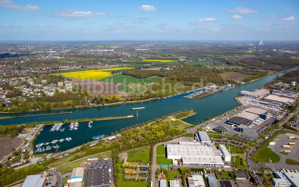 Herne von oben - Kanalverlauf und Uferbereiche der Wasserstraße der Binnenschiffahrt Rhein-Herne-kanal in Herne im Bundesland Nordrhein-Westfalen