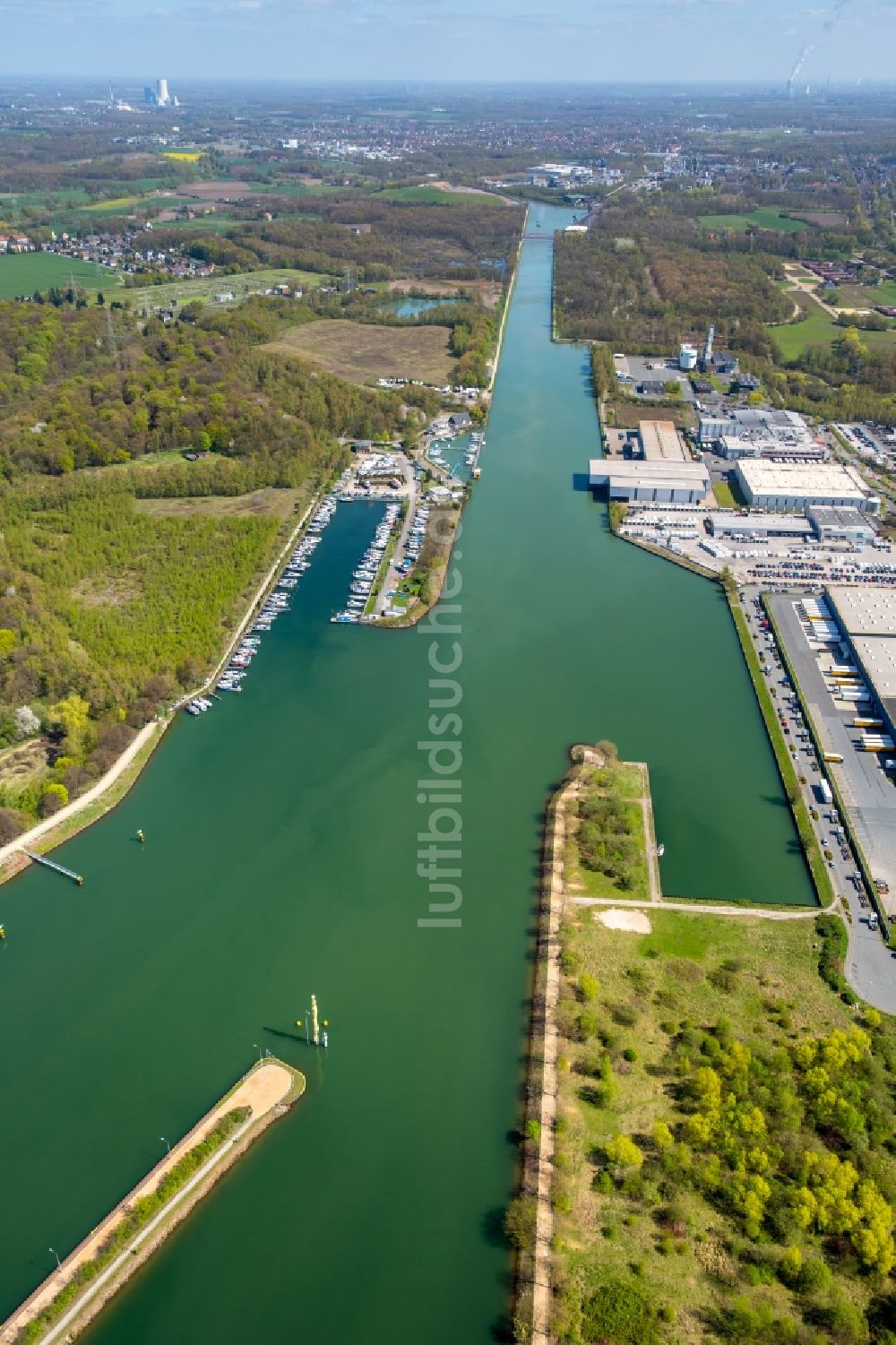 Luftaufnahme Herne - Kanalverlauf und Uferbereiche der Wasserstraße der Binnenschiffahrt Rhein-Herne-kanal in Herne im Bundesland Nordrhein-Westfalen