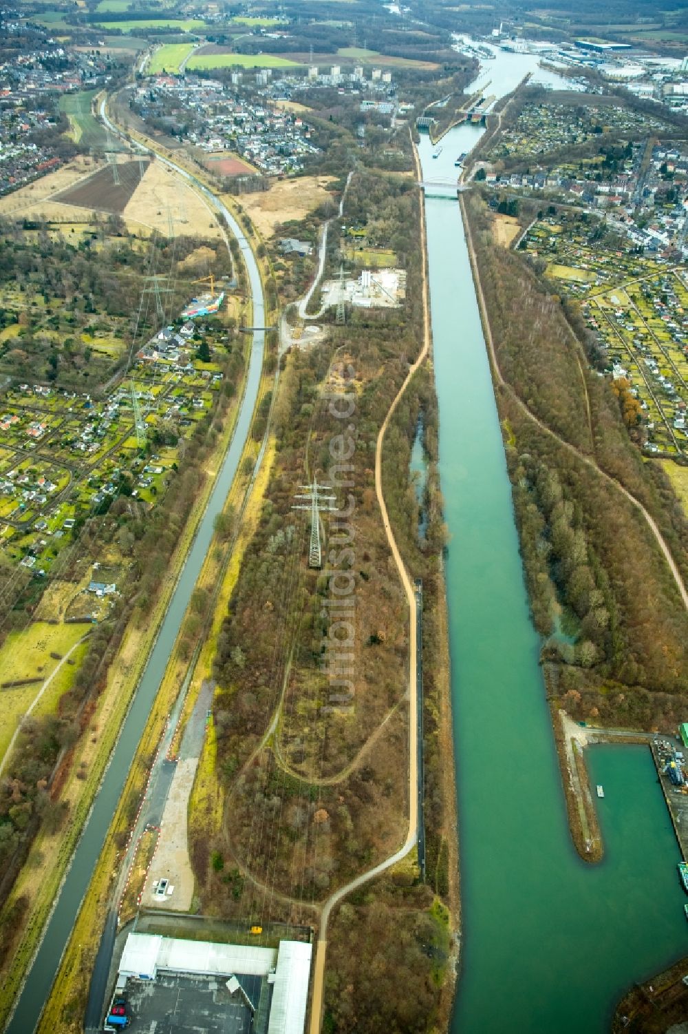 Herne aus der Vogelperspektive: Kanalverlauf und Uferbereiche der Wasserstraße der Binnenschiffahrt des Rhein-Herne-Kanal in Herne im Bundesland Nordrhein-Westfalen