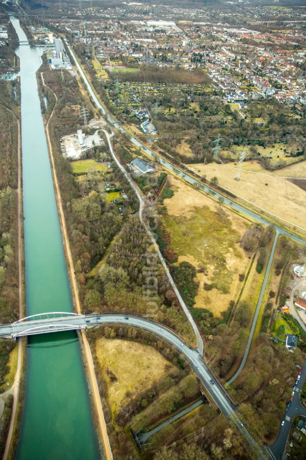 Luftbild Herne - Kanalverlauf und Uferbereiche der Wasserstraße der Binnenschiffahrt des Rhein-Herne-Kanal in Herne im Bundesland Nordrhein-Westfalen