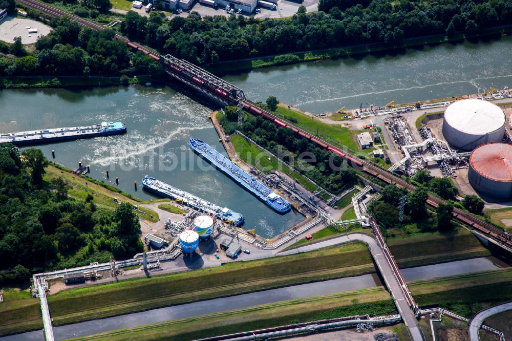 Luftaufnahme Gelsenkirchen - Kanalverlauf und Uferbereiche der Wasserstraße der Binnenschiffahrt des Rhein-Herne-Kanals in Gelsenkirchen im Bundesland Nordrhein-Westfalen, Deutschland