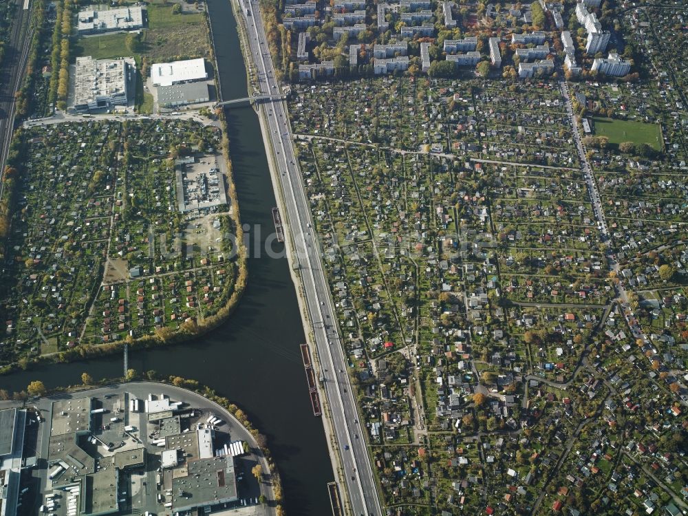 Luftaufnahme Berlin - Kanalverlauf und Uferbereiche der Wasserstraße der Binnenschiffahrt Westhafenkanal in Berlin