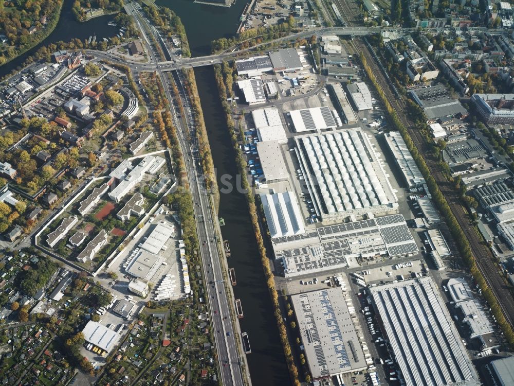 Berlin von oben - Kanalverlauf und Uferbereiche der Wasserstraße der Binnenschiffahrt Westhafenkanal in Berlin