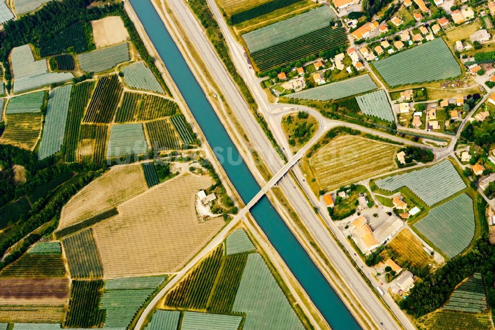 Vitrolles von oben - Kanalverlauf und Uferbereiche der Wasserstraße Canal E.d.f. de Sisteron und der Autobahn in Vitrolles in Provence-Alpes-Cote d'Azur, Frankreich