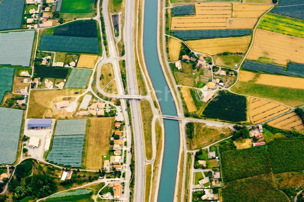 Luftbild Vitrolles - Kanalverlauf und Uferbereiche der Wasserstraße Canal E.d.f. de Sisteron und der Autobahn in Vitrolles in Provence-Alpes-Cote d'Azur, Frankreich