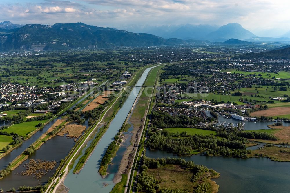 Hard aus der Vogelperspektive: Kanalverlauf und Uferbereiche der Wasserstraße des Rhein in Hard in Vorarlberg, Österreich