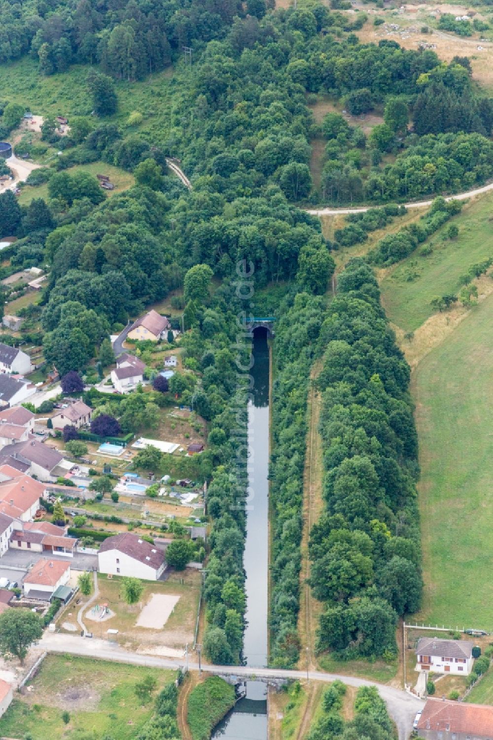 Luftbild Lay-Saint-Remy - Kanalverlauf unterirdisch und Uferbereiche der Wasserstraße der Binnenschiffahrt Canal Rhin au Marne in Lay-Saint-Remy in Grand Est, Frankreich