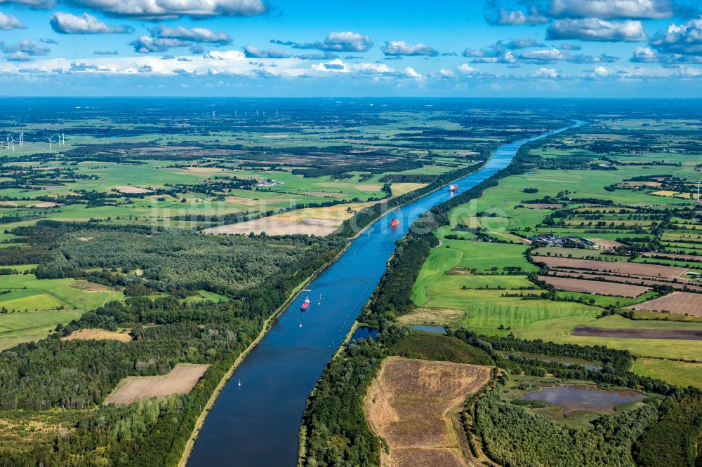 Neuwittenbek aus der Vogelperspektive: Kanalverlauf der Wasserstraße der Binnenschiffahrt Nord-Ostsee-Kanal in Neuwittenbek im Bundesland Schleswig-Holstein, Deutschland