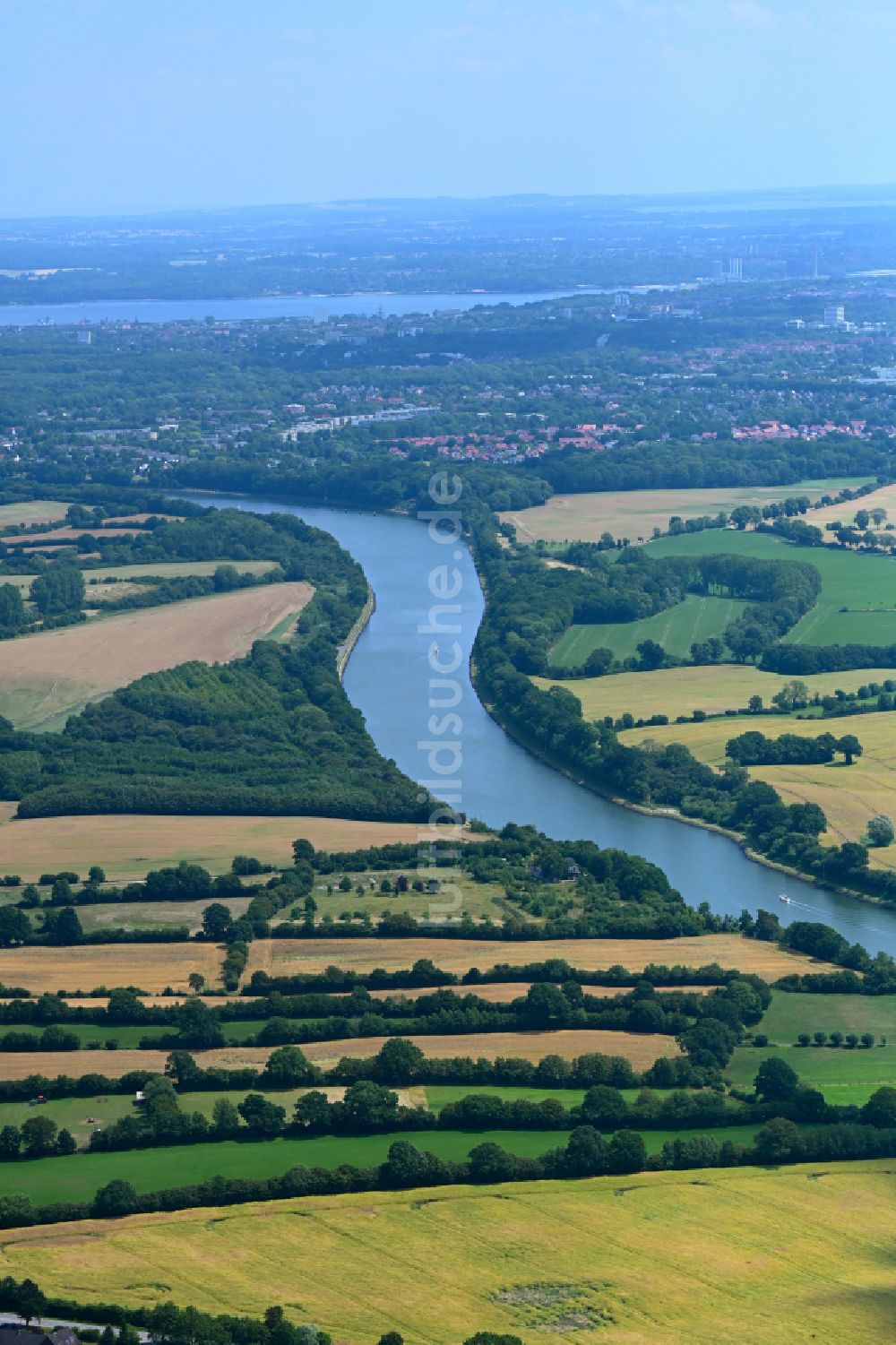 Neuwittenbek von oben - Kanalverlauf der Wasserstraße der Binnenschiffahrt Nord-Ostsee-Kanal in Neuwittenbek im Bundesland Schleswig-Holstein, Deutschland