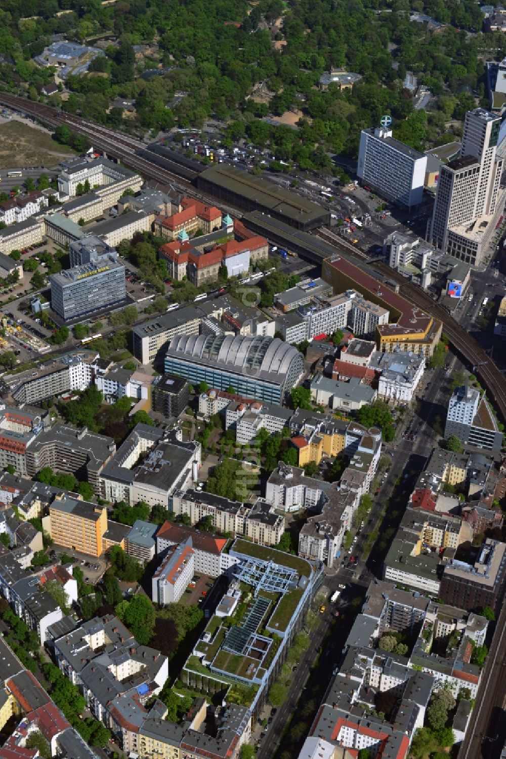 Berlin aus der Vogelperspektive: Kantstraße und Bahnhof Zoo in der City-West im Stadtteil Charlottenburg von Berlin