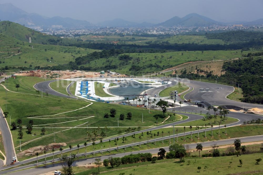 Rio de Janeiro aus der Vogelperspektive: Kanu- Rennstrecke am Olympiapark vor den Sommerspielen der Spiele der XXXI. Olympiade in Rio de Janeiro in Rio de Janeiro, Brasilien