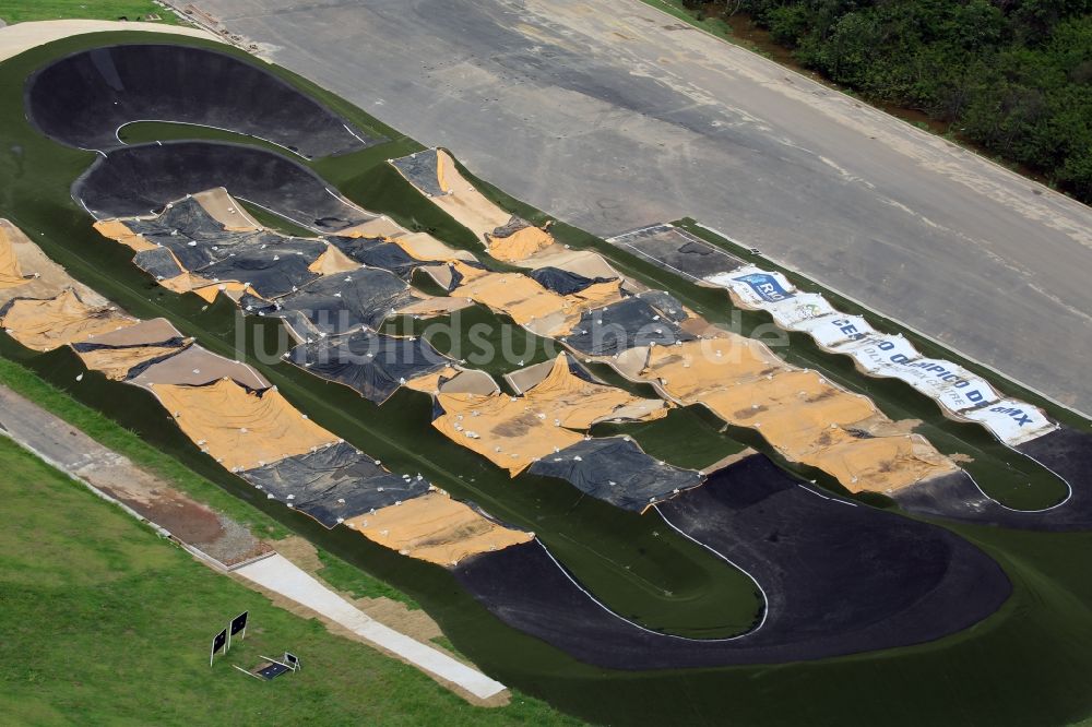 Rio de Janeiro aus der Vogelperspektive: Kanu- Rennstrecke am Olympiapark vor den Sommerspielen der Spiele der XXXI. Olympiade in Rio de Janeiro in Rio de Janeiro, Brasilien