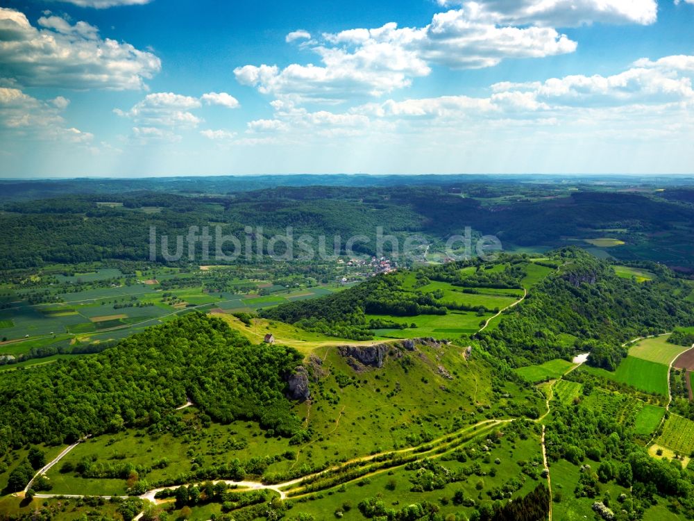 Leutenbach von oben - Kapelle auf dem Ehrenbürg, Zeugenberg, bei Leutenbach im Bundesland Bayern