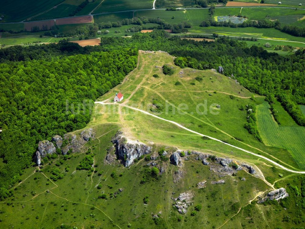 Leutenbach aus der Vogelperspektive: Kapelle auf dem Ehrenbürg, Zeugenberg, bei Leutenbach im Bundesland Bayern