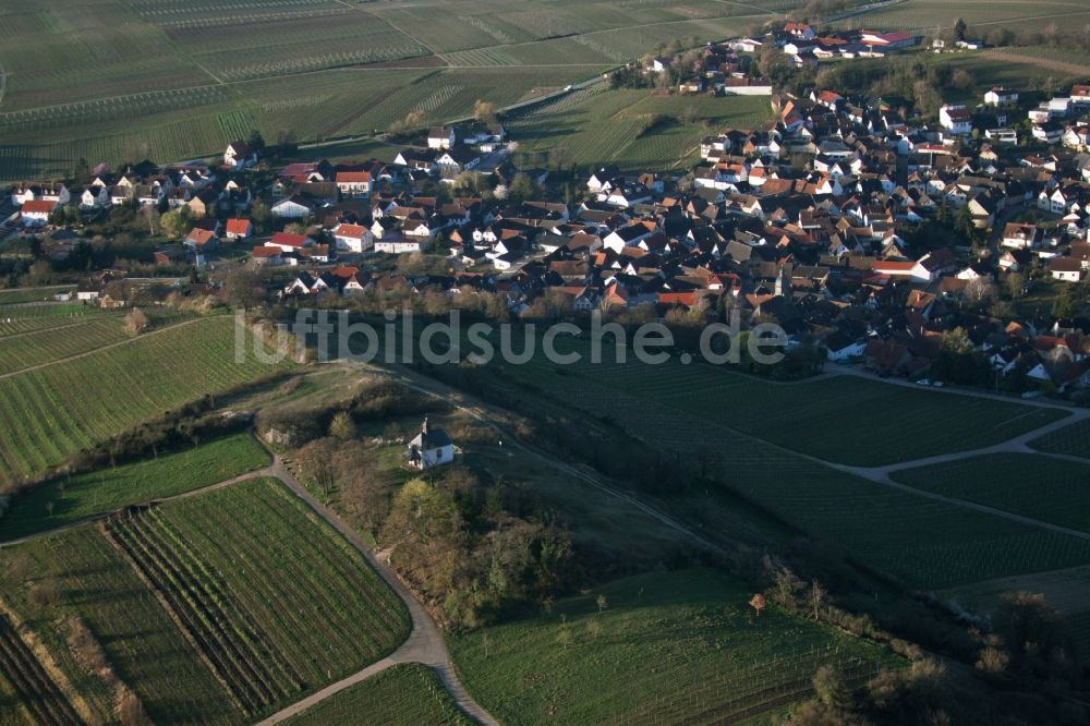 Ilbesheim bei Landau in der Pfalz aus der Vogelperspektive: Kapelle auf der Kleine Kalmit in Ilbesheim bei Landau in der Pfalz im Bundesland Rheinland-Pfalz