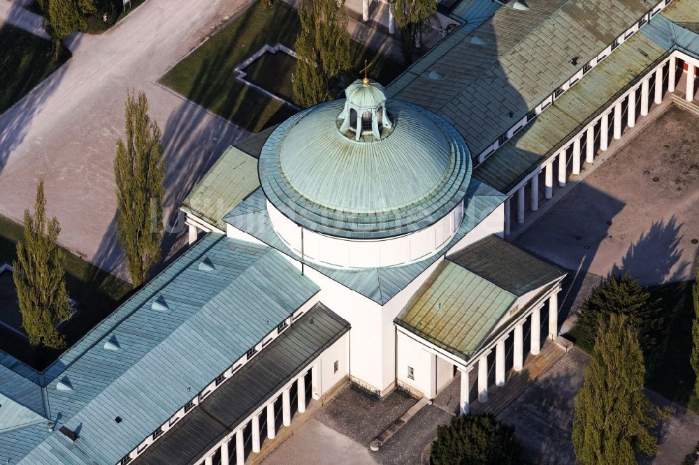 München aus der Vogelperspektive: Kapelle am am Ostfriedhof in München im Bundesland Bayern