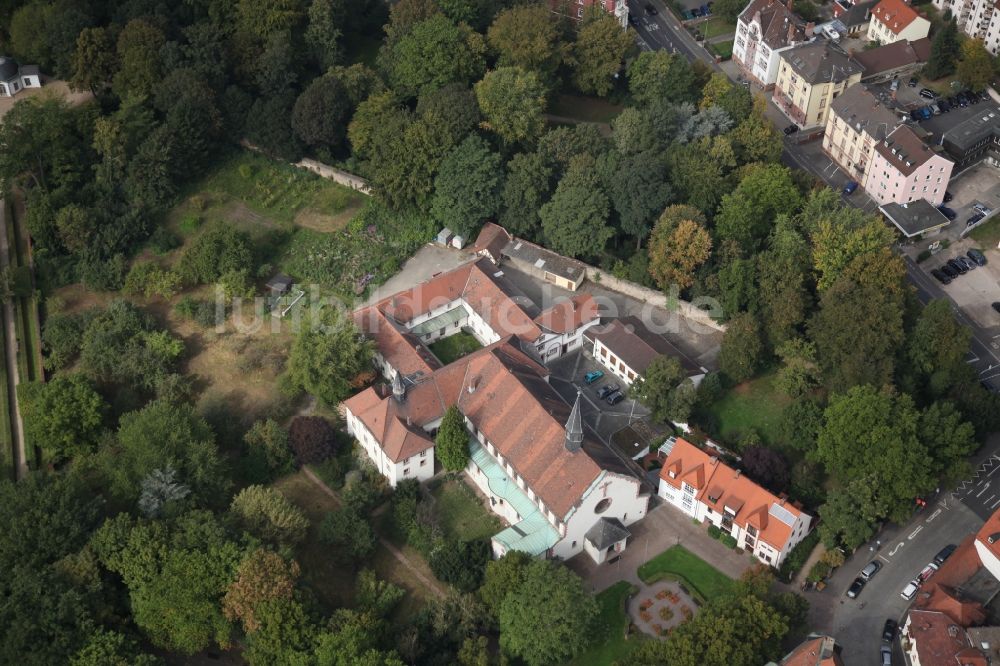 Aschaffenburg von oben - Kapuzinerkirche und Kloster St. Elisabeth - bis 2010 eine Niederlassung und Konvent des Kapuzinerordens in Aschaffenburg im Bundesland Bayern