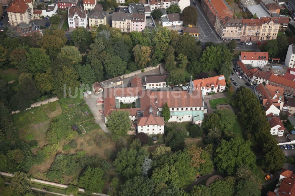 Aschaffenburg aus der Vogelperspektive: Kapuzinerkirche und Kloster St. Elisabeth - bis 2010 eine Niederlassung und Konvent des Kapuzinerordens in Aschaffenburg im Bundesland Bayern