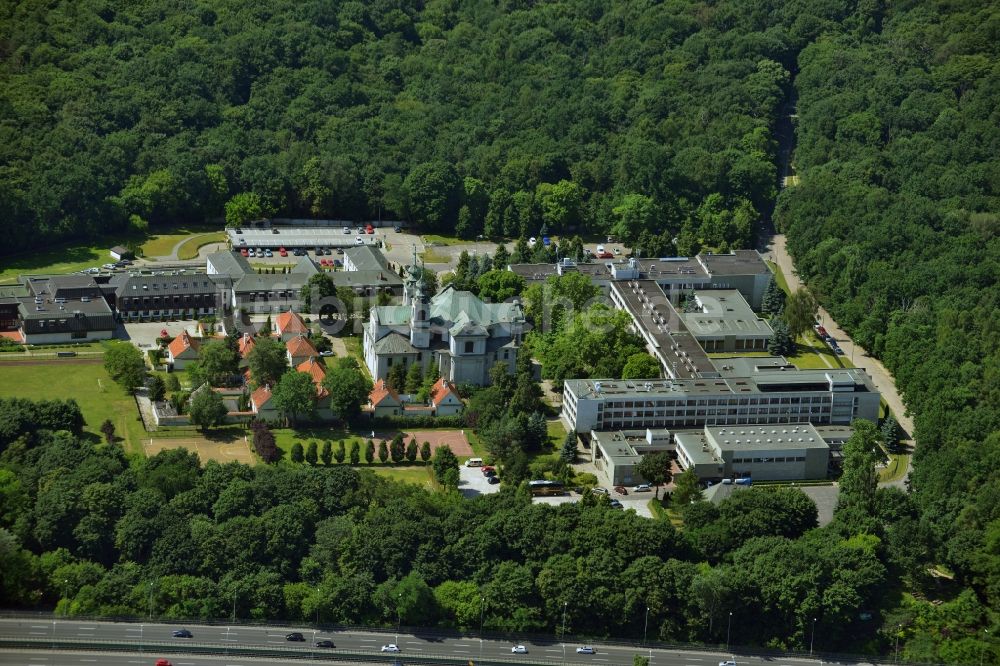 Warschau aus der Vogelperspektive: Kardinal-Stefan-Wyszynski-Universität am Dewajtisin in Warschau in der Woiwodschaft Masowien in Polen