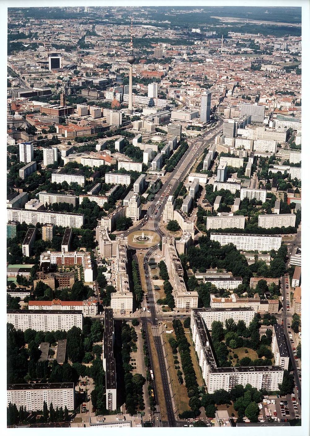 Berlin - Friedrichshain aus der Vogelperspektive: Karl-Marx-Allee in Berlin-Friedrichshain.