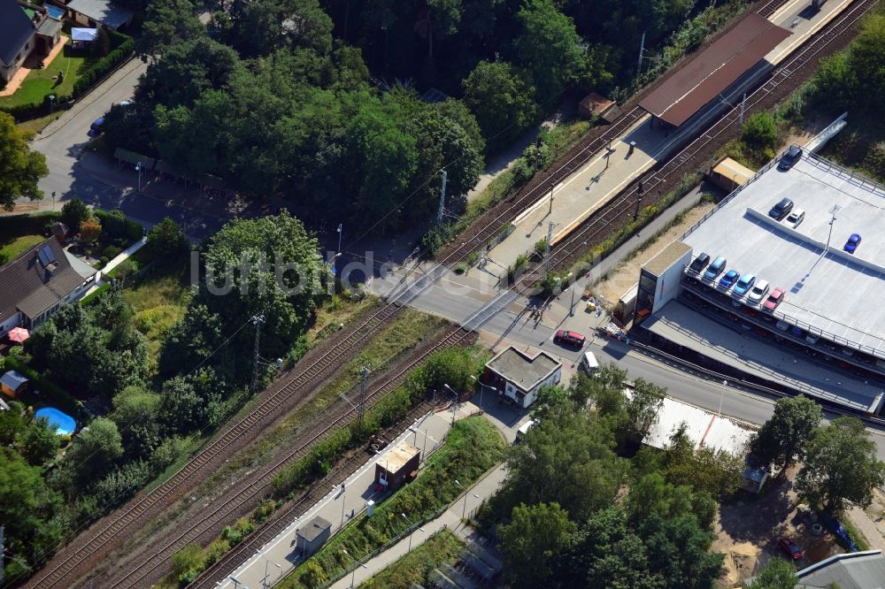 Luftaufnahme Blankenfelde - Karl-Marx-Straße an der Bahnstrecke Dresdner Bahn zum S- Bahnhof Blankenfelde im Bundesland Brandenburg