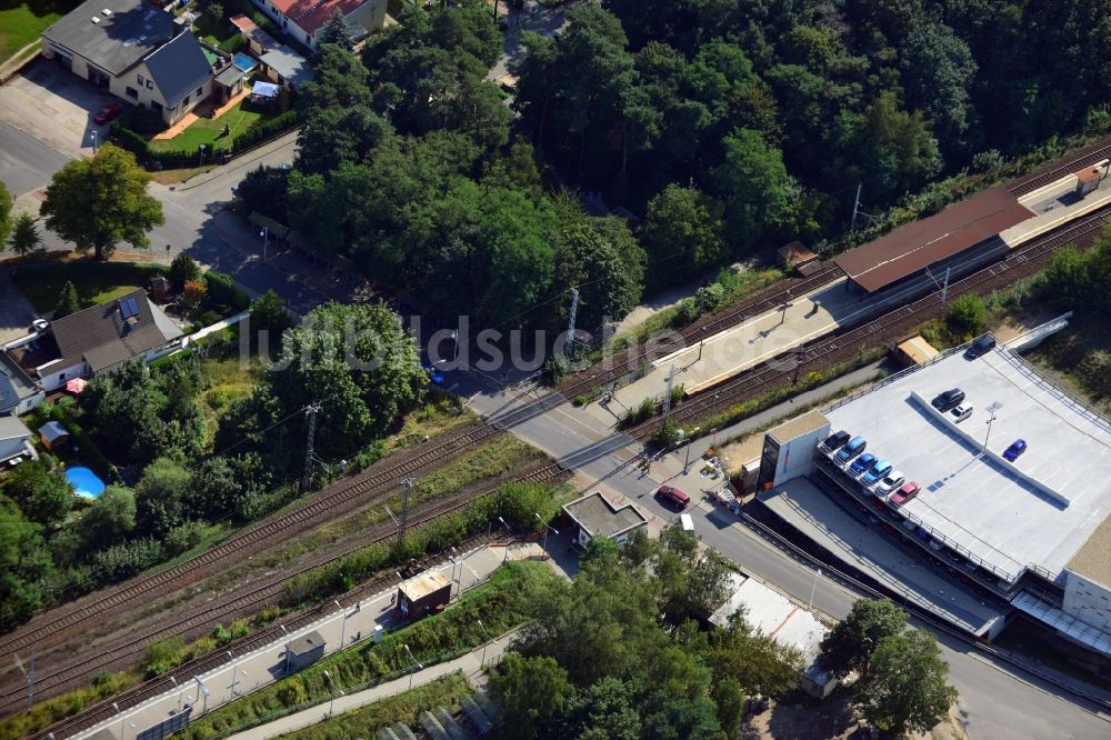 Blankenfelde von oben - Karl-Marx-Straße an der Bahnstrecke Dresdner Bahn zum S- Bahnhof Blankenfelde im Bundesland Brandenburg