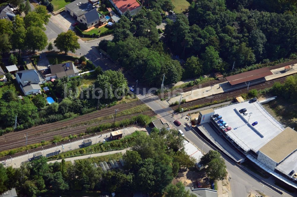 Blankenfelde aus der Vogelperspektive: Karl-Marx-Straße an der Bahnstrecke Dresdner Bahn zum S- Bahnhof Blankenfelde im Bundesland Brandenburg