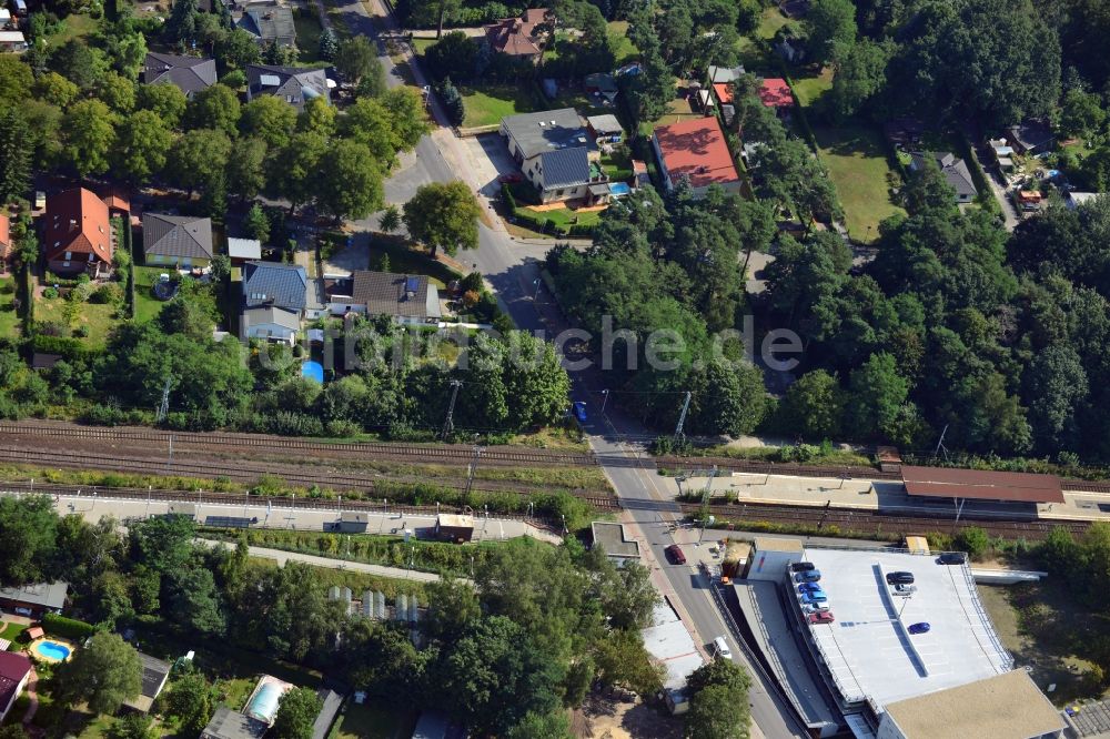 Luftaufnahme Blankenfelde - Karl-Marx-Straße an der Bahnstrecke Dresdner Bahn zum S- Bahnhof Blankenfelde im Bundesland Brandenburg