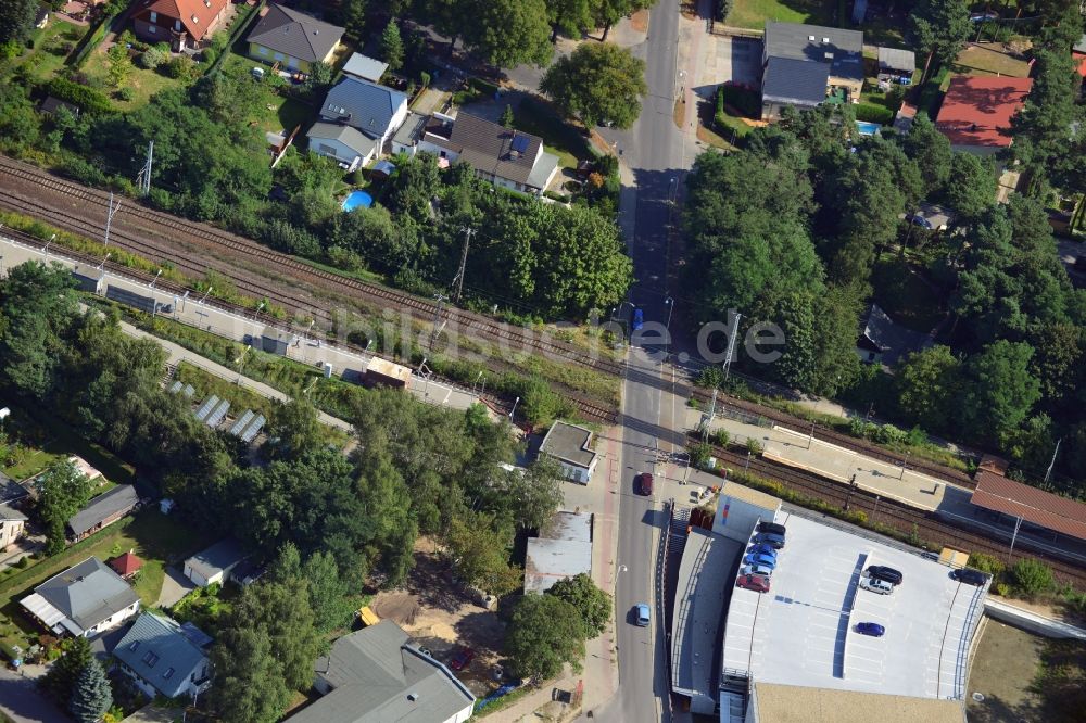 Blankenfelde aus der Vogelperspektive: Karl-Marx-Straße an der Bahnstrecke Dresdner Bahn zum S- Bahnhof Blankenfelde im Bundesland Brandenburg