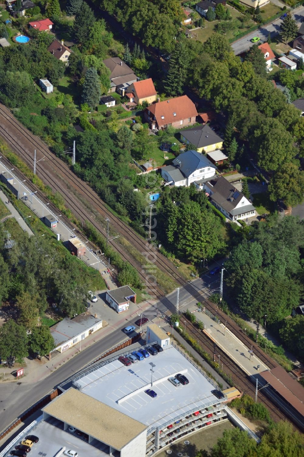 Blankenfelde von oben - Karl-Marx-Straße an der Bahnstrecke Dresdner Bahn zum S- Bahnhof Blankenfelde im Bundesland Brandenburg