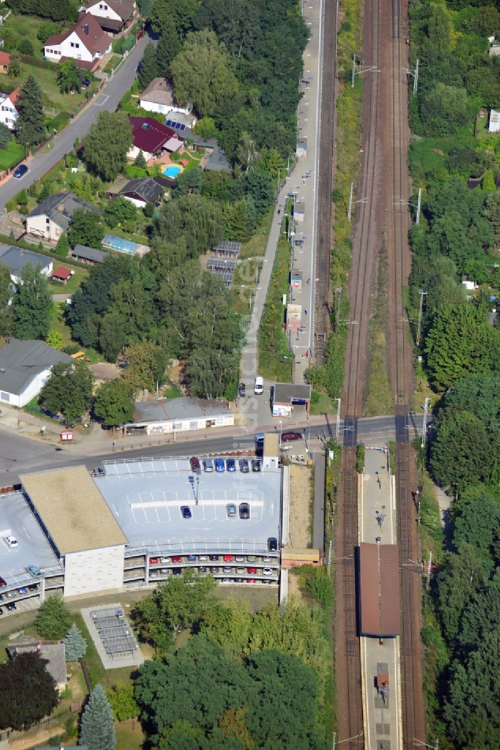 Blankenfelde von oben - Karl-Marx-Straße an der Bahnstrecke Dresdner Bahn zum S- Bahnhof Blankenfelde im Bundesland Brandenburg