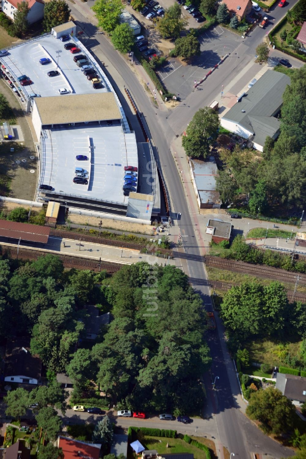 Blankenfelde aus der Vogelperspektive: Karl-Marx-Straße an der Bahnstrecke Dresdner Bahn zum S- Bahnhof Blankenfelde im Bundesland Brandenburg