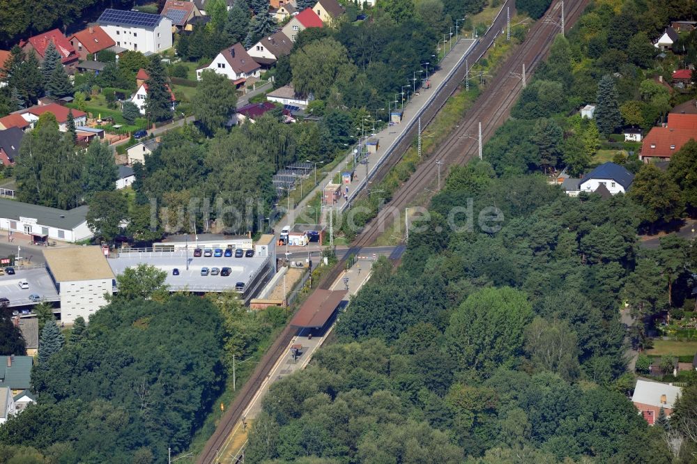 Blankenfelde von oben - Karl-Marx-Straße an der Bahnstrecke Dresdner Bahn zum S- Bahnhof Blankenfelde im Bundesland Brandenburg