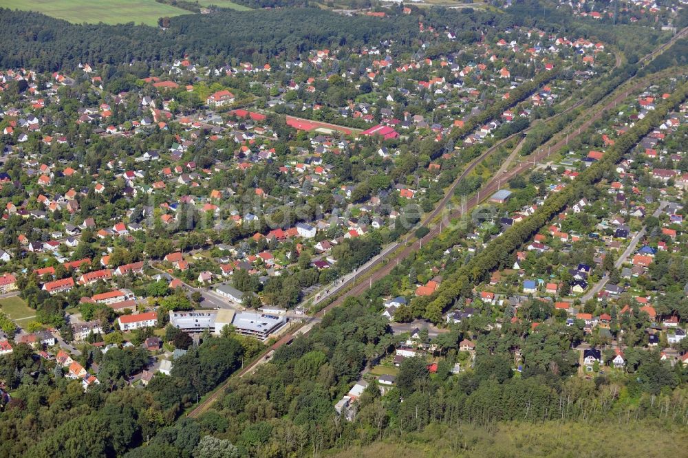 Blankenfelde aus der Vogelperspektive: Karl-Marx-Straße an der Bahnstrecke Dresdner Bahn zum S- Bahnhof Blankenfelde im Bundesland Brandenburg